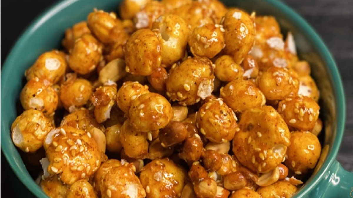 Sweet jaggery coated makhana